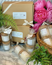 Load image into Gallery viewer, Gift set with candles in two different sizes ready to give
